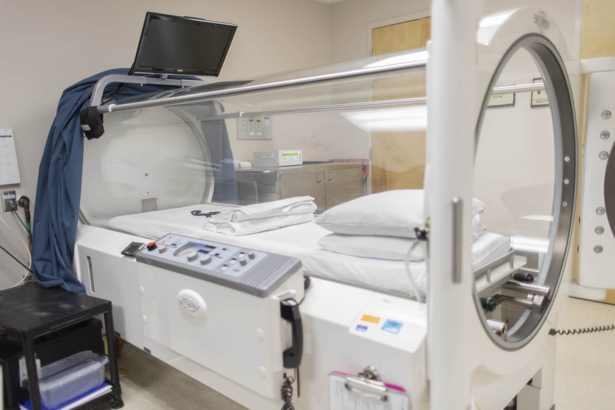 https://www.premierphysicians.net/wp-content/uploads/2022/02/hyperbaric-oxygen-therapy-chamber.jpg